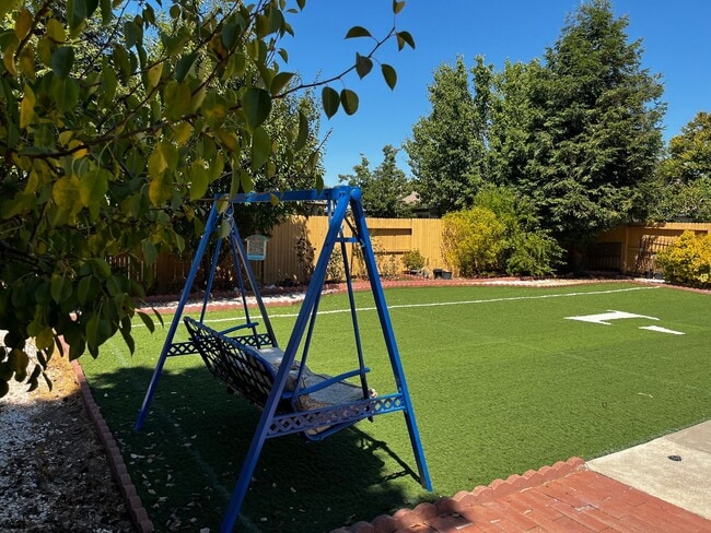 Building Photo - Executive 4 Bedroom, 2.5 Bathroom 2100 Sqf...