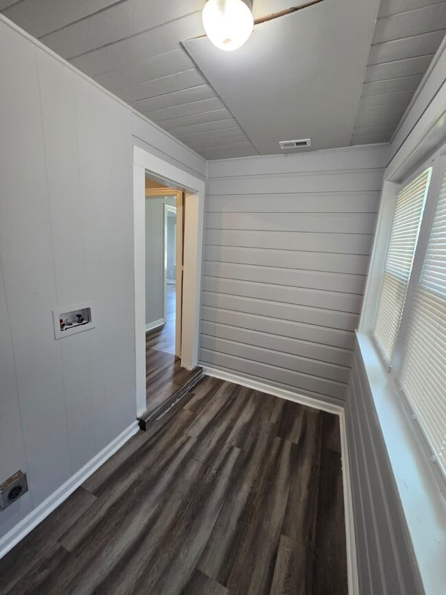 Building Photo - 3083 Crump Ave