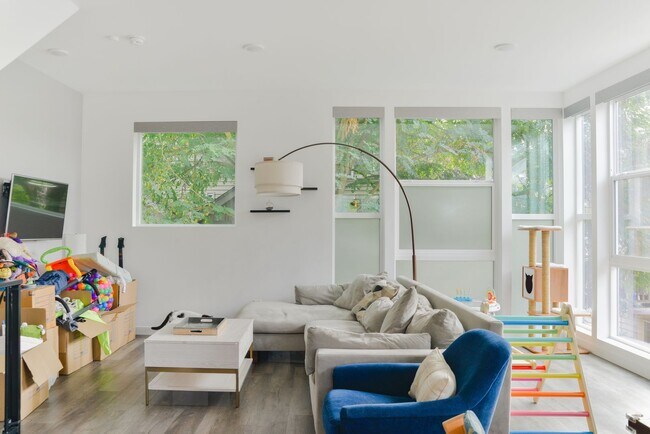 Building Photo - Modern 3 bed/ 2.5 bath townhome in Ballard!