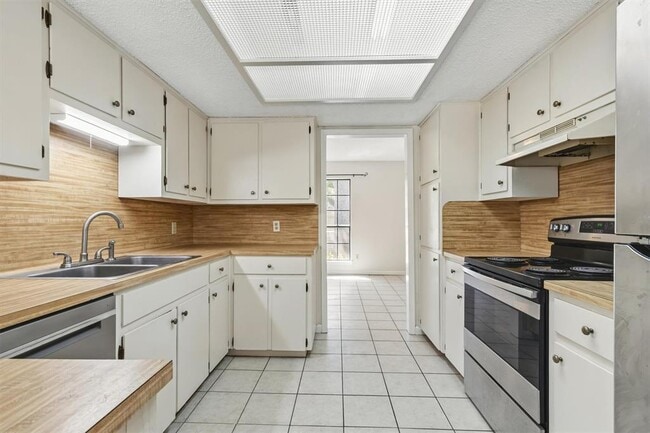 Building Photo - 10303 Slaughter Creek Dr