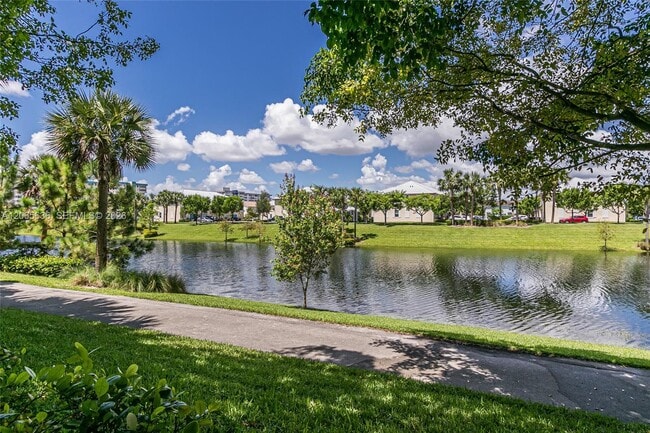 Building Photo - 4330 Hillcrest Dr