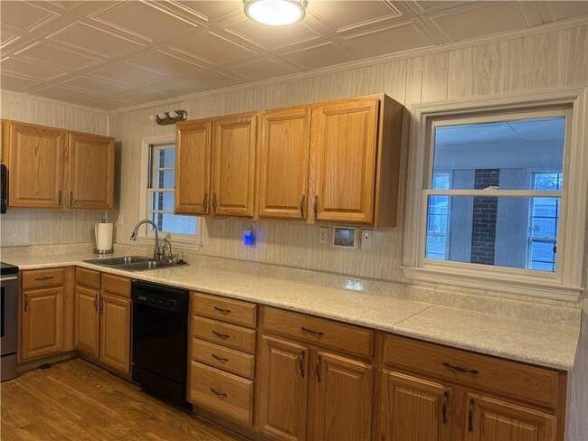 Building Photo - 2222 Parkwood Dr