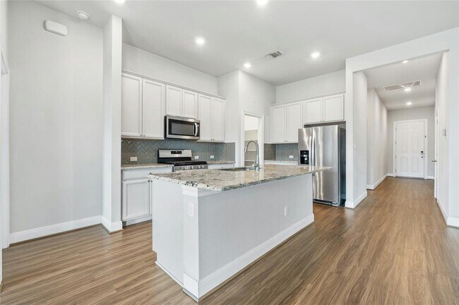 Building Photo - 116 Birkshire Dr