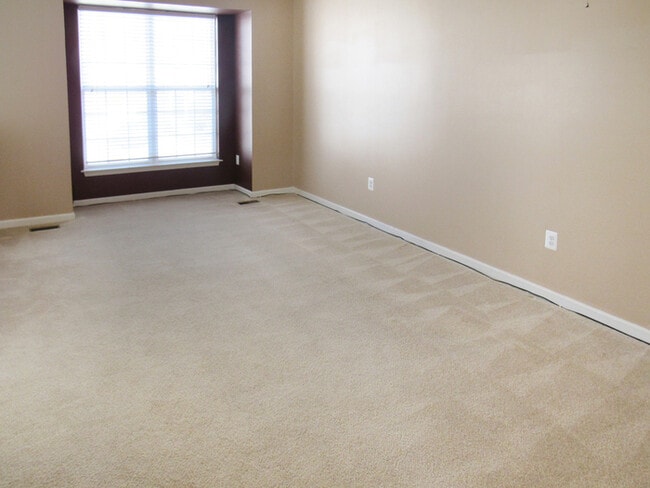 Building Photo - 3 Level Inner Town Home with 1 Car Garage ...