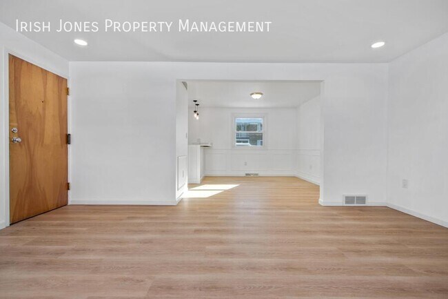 Building Photo - 208 Main St