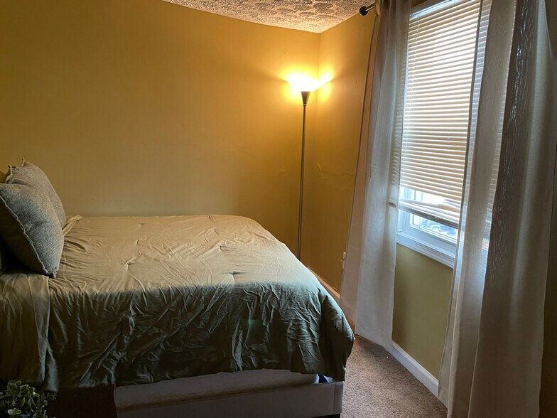 Building Photo - 888 W Lombard St