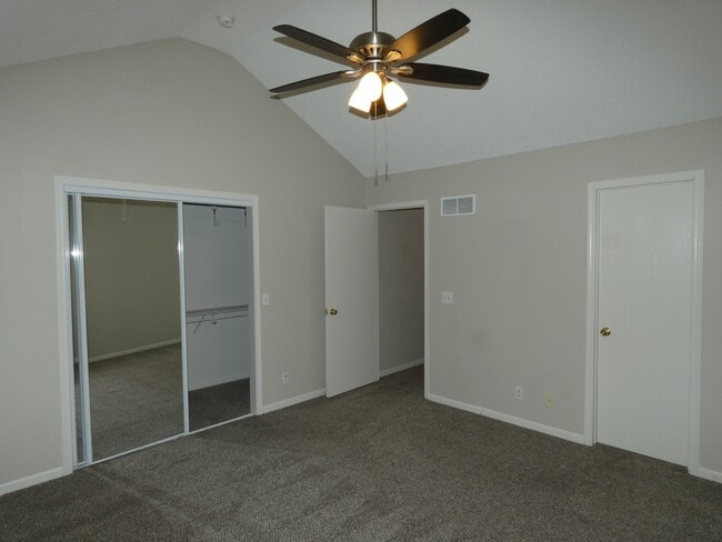 Building Photo - 10615 N Locust Ct