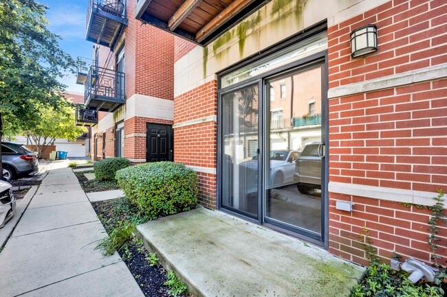 Building Photo - 948 W 15th Pl