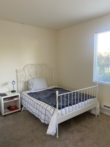 Second bedroom - 127 Shoreline Ct