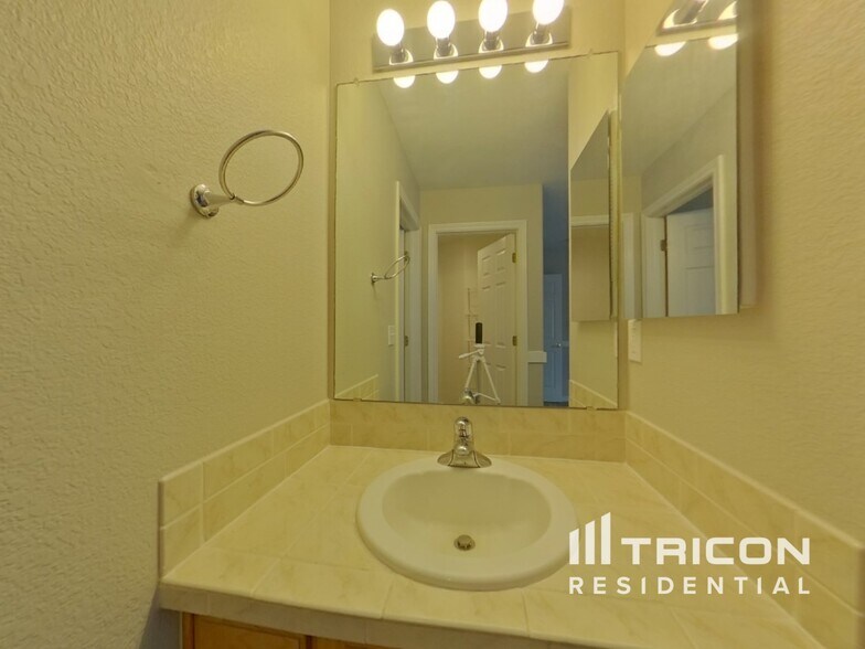 Building Photo - 17703 E Cloudberry Dr