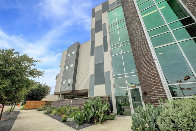 Building Photo - 1011 Studemont St