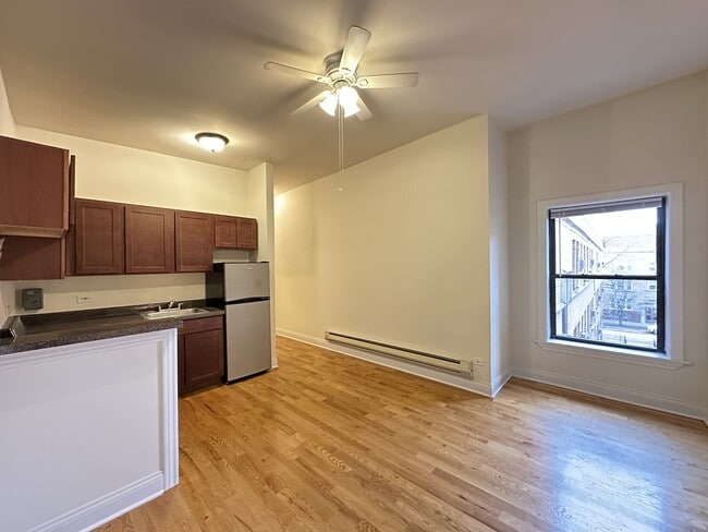 Building Photo - 824 W Cornelia Ave