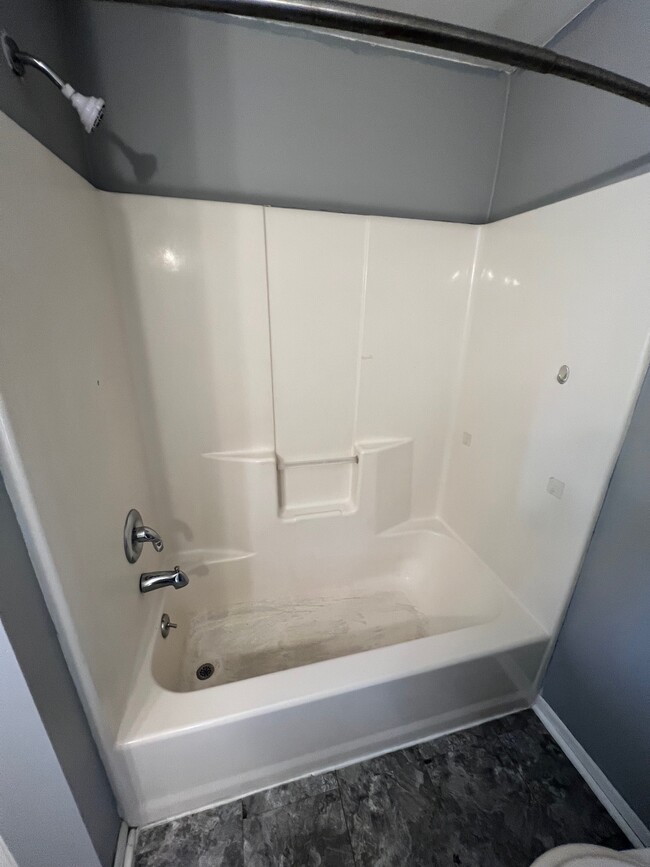 Full bathtub/shower - 207 Mill St