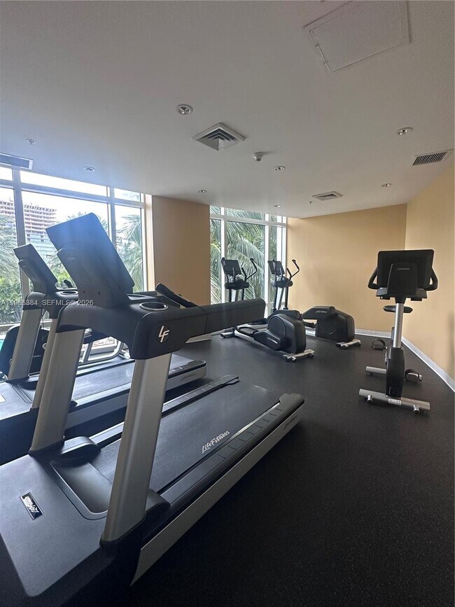 Building Photo - 1755 E Hallandale Beach Blvd