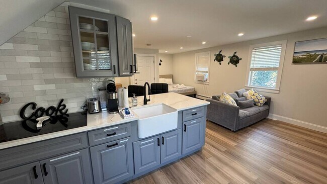 Building Photo - Large 5Br 3 1/2Ba Modern Home in Falmouth ...