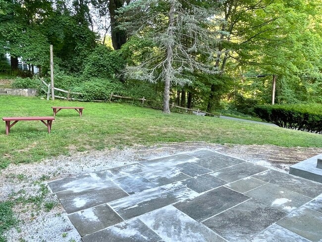 Patio - 25 High St