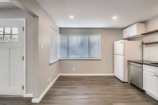 Building Photo - 2 Bedroom duplex in Denver
