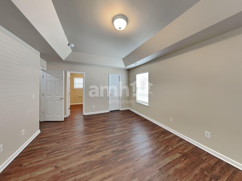 Building Photo - 1038 Vanguard Dr