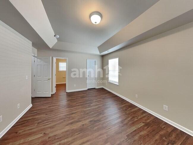 Building Photo - 1038 Vanguard Dr