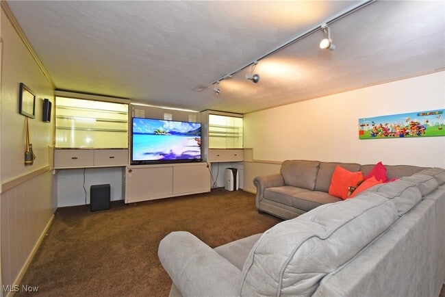 Building Photo - 37 E Meadowlawn Blvd