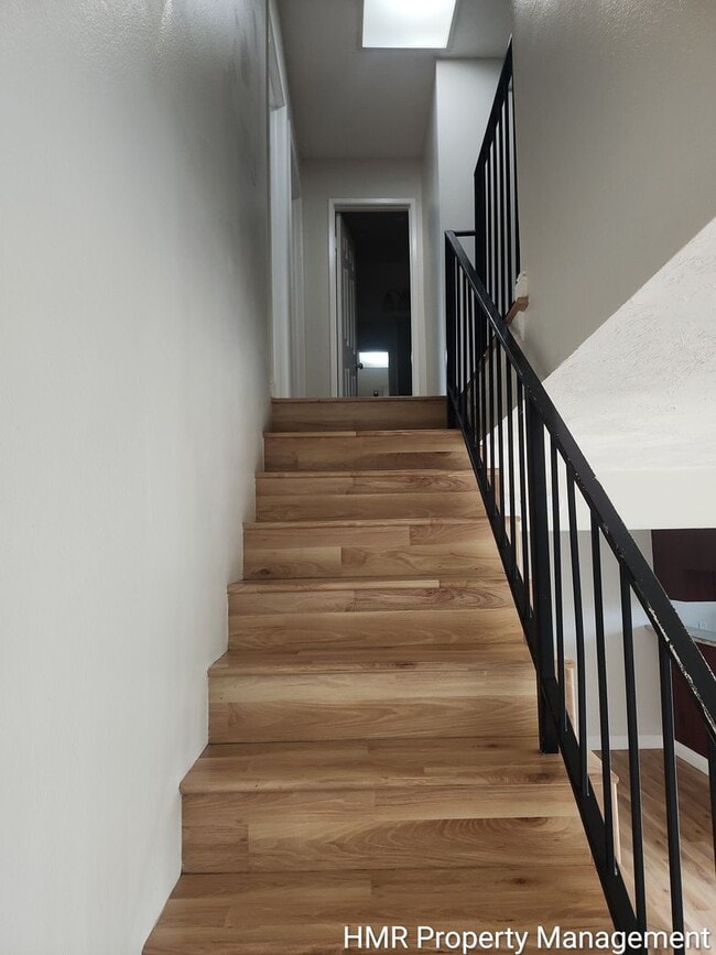 Building Photo - Large Condo in Claremont