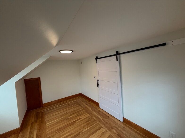 Building Photo - 964 Wellington Rd