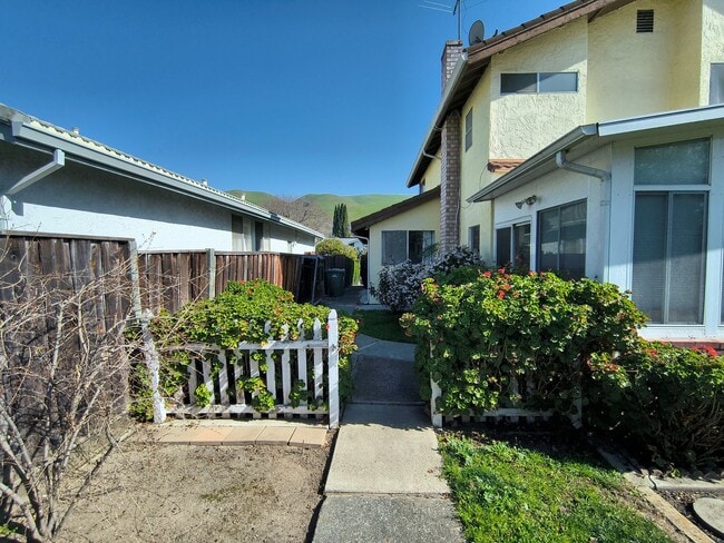Building Photo - BEAUTIFUL TWO LEVEL 4BD/3BA HOME AVAILABLE IN MILPITAS, CA !!!!!!