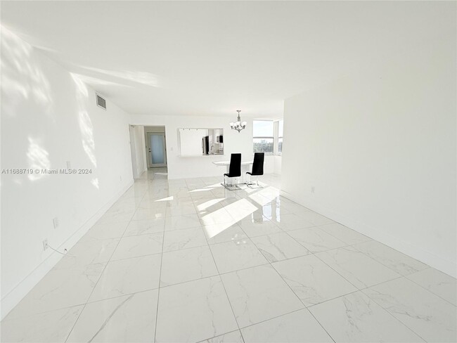 Building Photo - 1075 NE Miami Gardens Dr