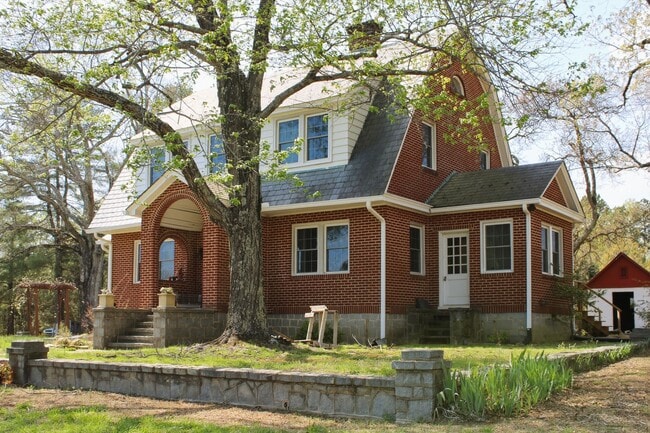 Building Photo - 5 bedroom on 2 acres