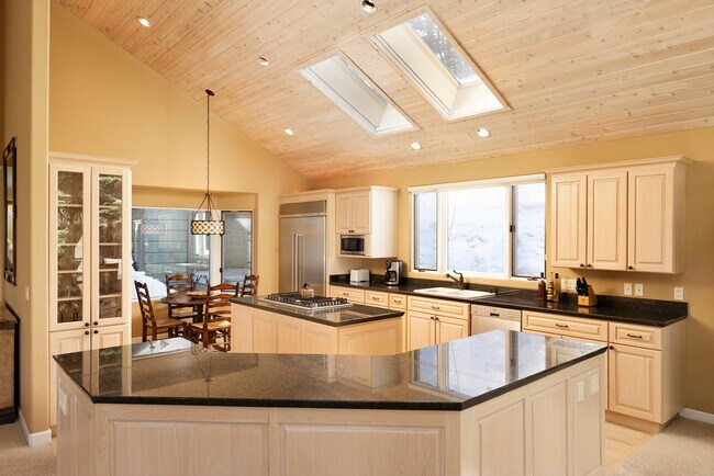 Building Photo - 18 Edgewood Ln