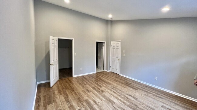 Building Photo - 833 Mariposa Ct