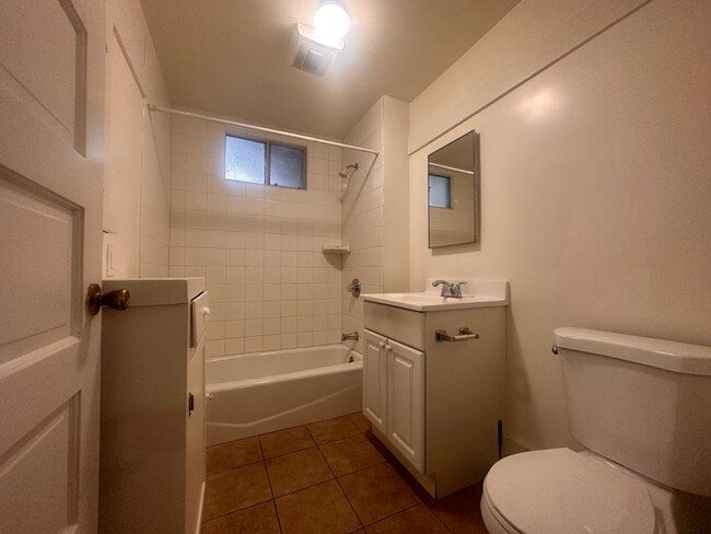 Building Photo - 2 Bedrooms / 1 Bath / West Hollywood