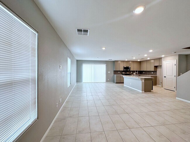 Building Photo - 4 BEDROOM + LOFT HOME IN GATED COMMUNITY