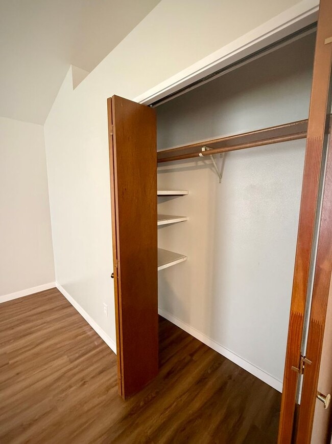 Building Photo - Live in Sunny Land! Updated 2 Bedroom with Great Amenities Available NOW!