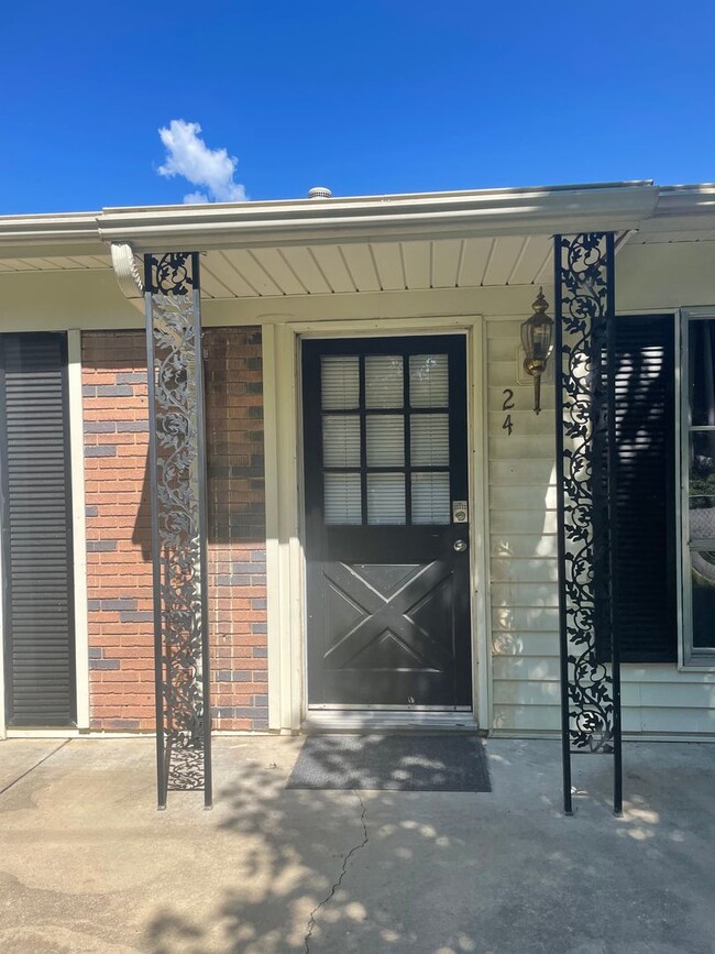 Building Photo - Three bedroom 1 1/2 bath ranch home