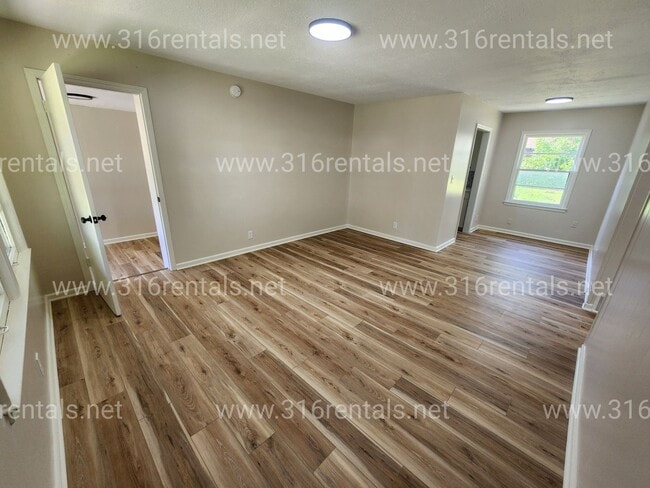 Building Photo - $1,250 - 3 bed 1 bath - Newly Renovated Si...