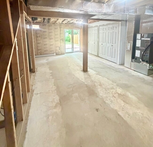 Building Photo - 673 S Cedar St