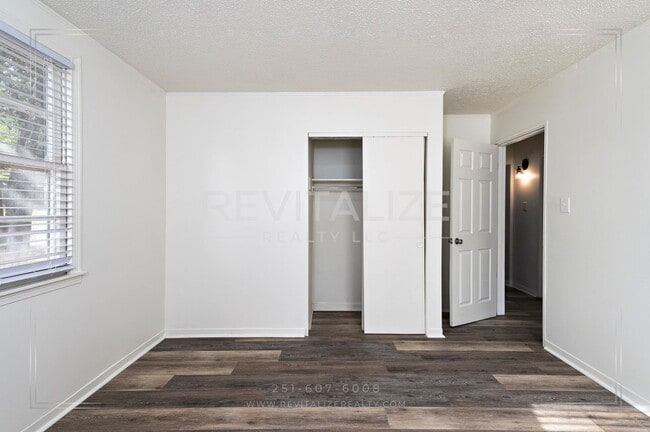 Building Photo - Updated Brick 3 Bed 1 Bath Home with Huge Yard on Quiet Street!