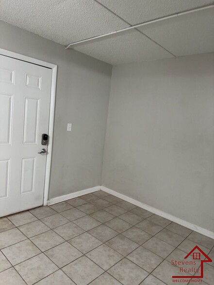 Building Photo - 915 S Seminole Dr