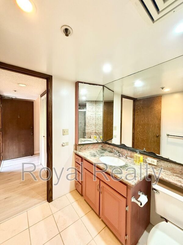 Building Photo - 555 Hahaione St