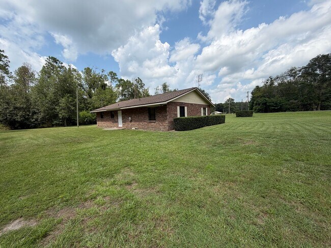 Building Photo - Newly renovated, new painted on large lot - mowing included in rent!