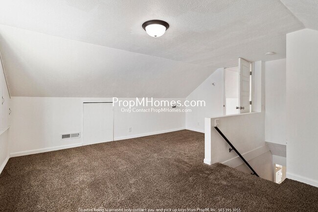 Building Photo - Three Bedroom Cottage in NE Salem!
