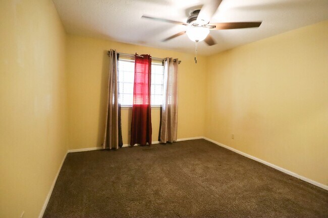 Building Photo - 2 Bed | 3 Bath with In-Ground Pool in Cent...