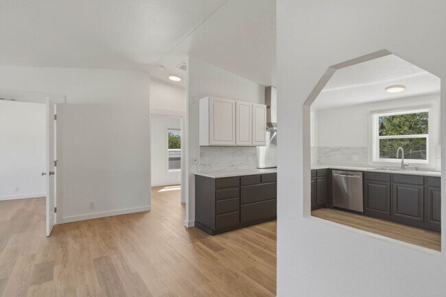 Building Photo - 3 Bedroom, 2 Bathroom Home
