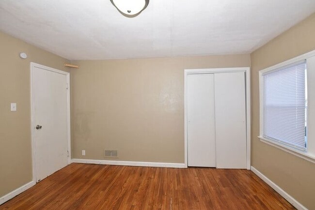 Building Photo - Mishawaka Northside 3 bedroom 1 1/2 story home with 2 bathrooms