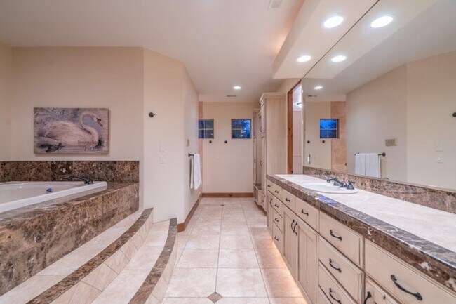 Building Photo - 340 Le Grande Cir