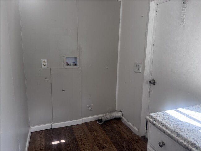 Building Photo - 934 Queenswood St