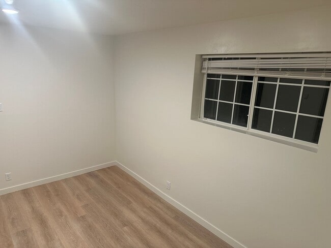 Building Photo - Spacious and recently updated, this 6-bedr...