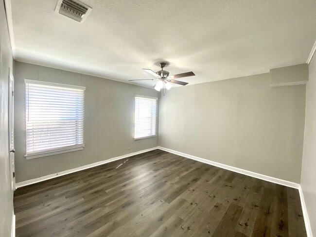 Building Photo - 3 Bedroom 3 bathroom Remodeled home ready to be loved