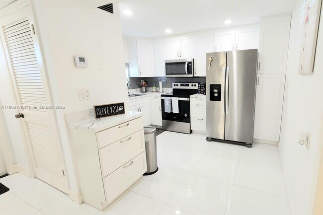 Building Photo - 8930 S Hollybrook Blvd